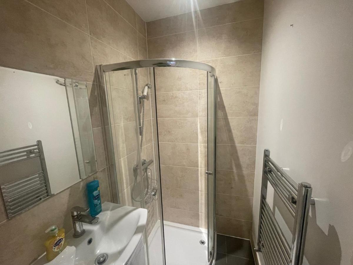 Lovely 1 Bedroom Apartment With On Street Parking Londen Buitenkant foto